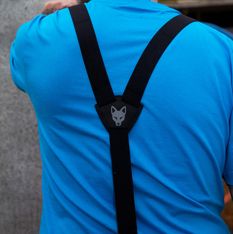 Arbeitslatzhose Träger Rückseite mit blauem T-Shirt