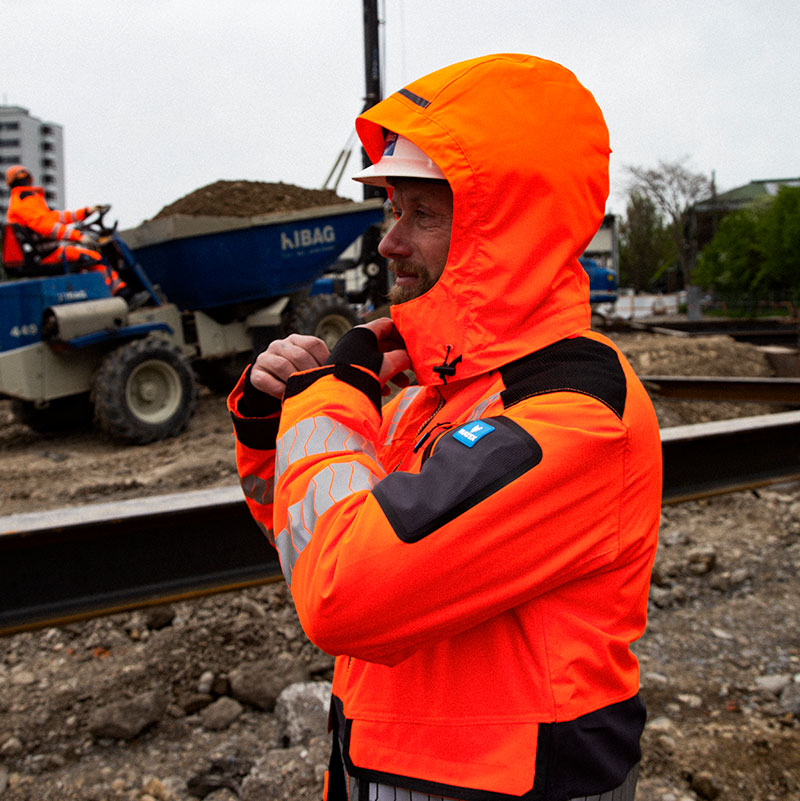 Arbeiter mit Kapuze