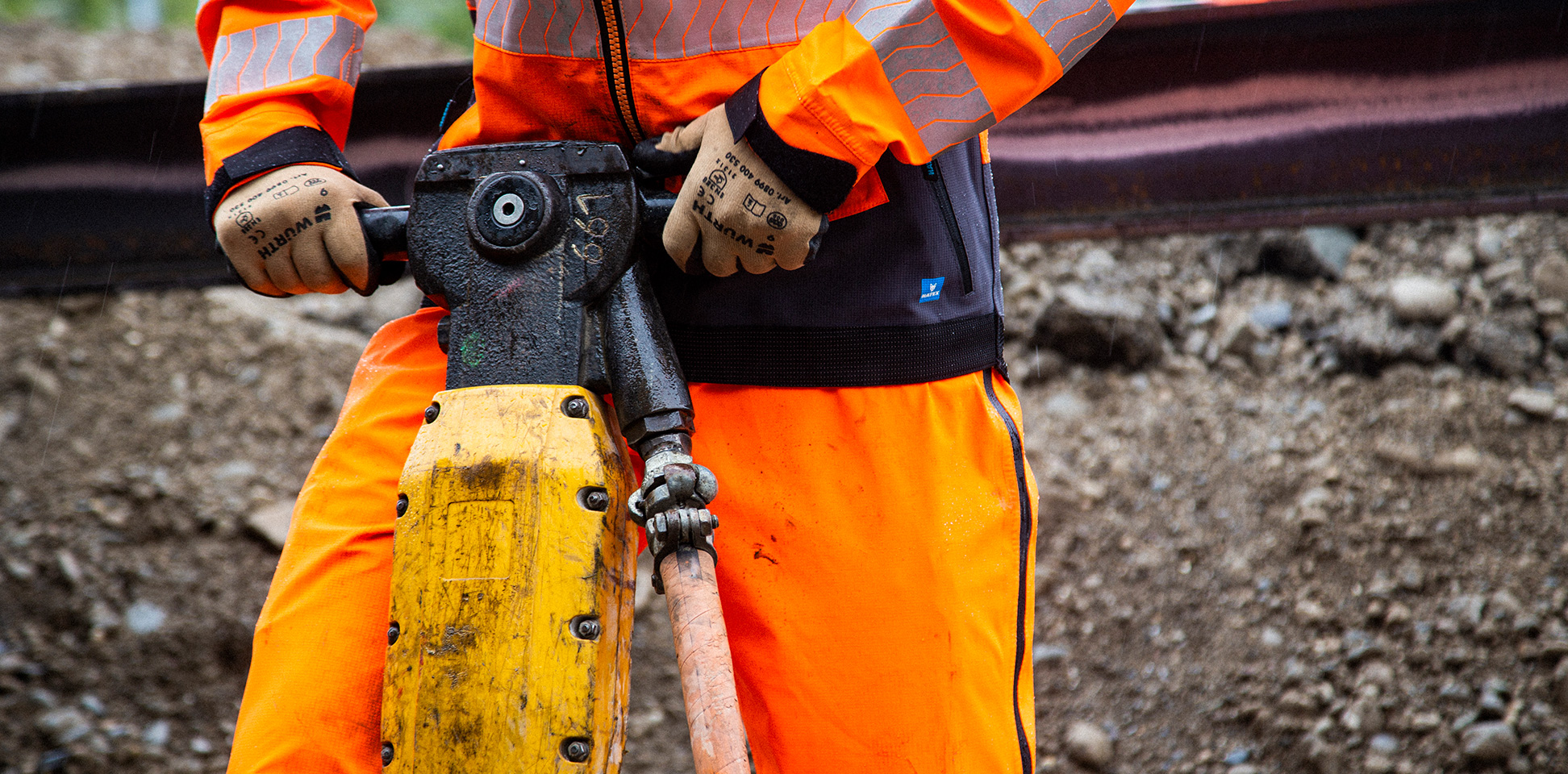 Ouvrier du bâtiment en tenue de signalisation sur un chantier