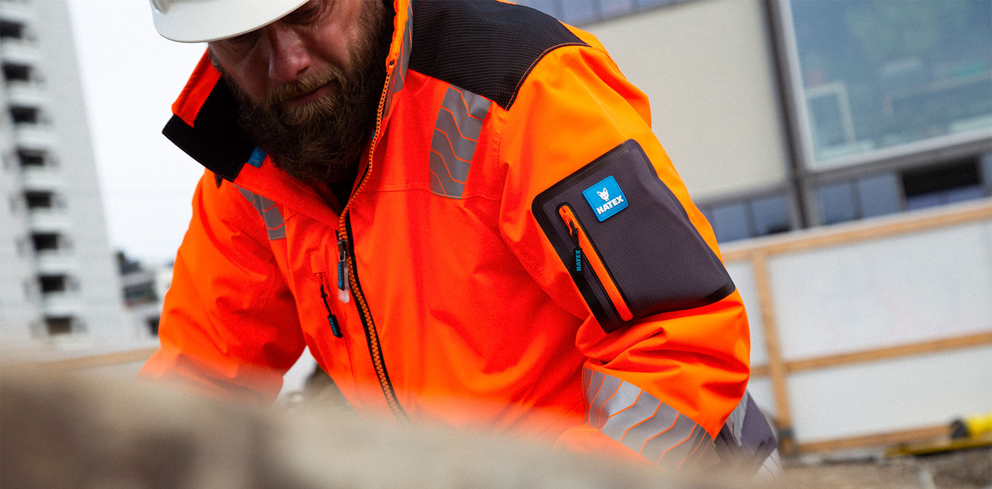 Ouvrier du bâtiment en vêtements de signalisation sur un chantier de construction