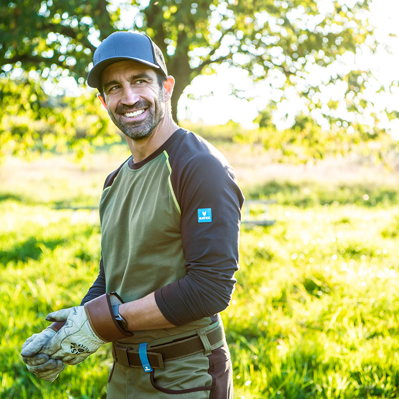 Grüner Pullover und Cap